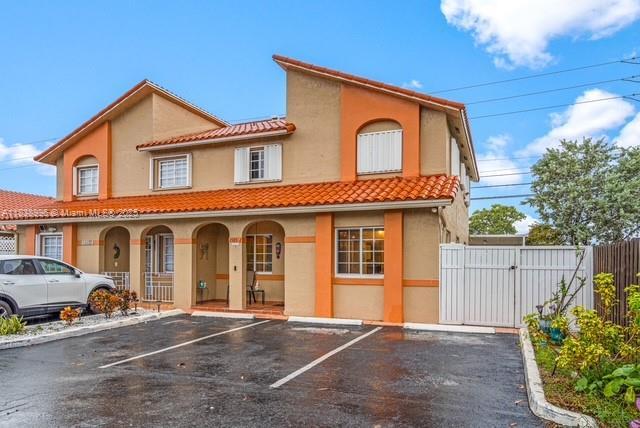 2385 W 69th St 2385-B, Hialeah, Floride 33016, États-Unis