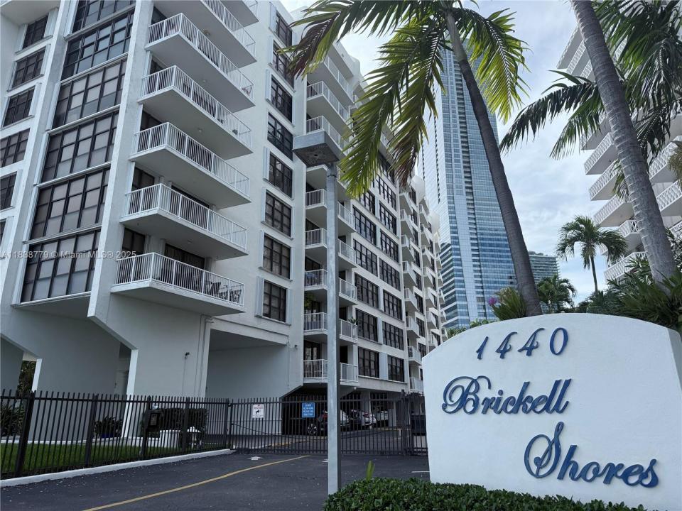 1440 Brickell Bay Dr 307, Miami, Флорида 33131, Соединенные Штаты