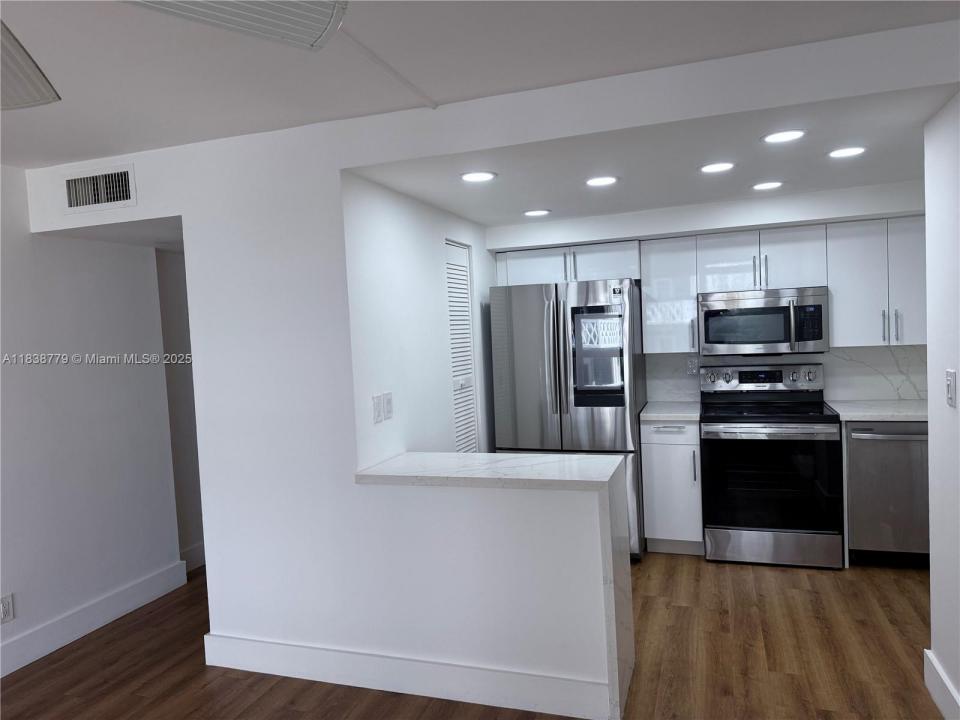 1440 Brickell Bay Dr 307, Miami, Флорида 33131, Соединенные Штаты