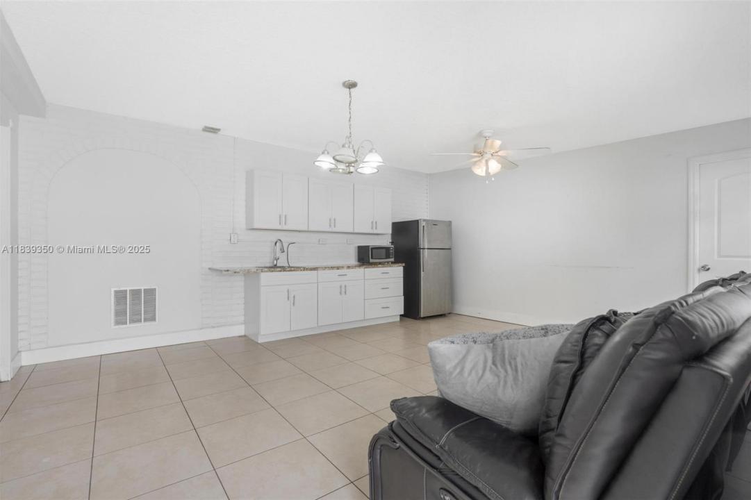 700 SW 67th Ave B, Pembroke Pines, Florida 33023
