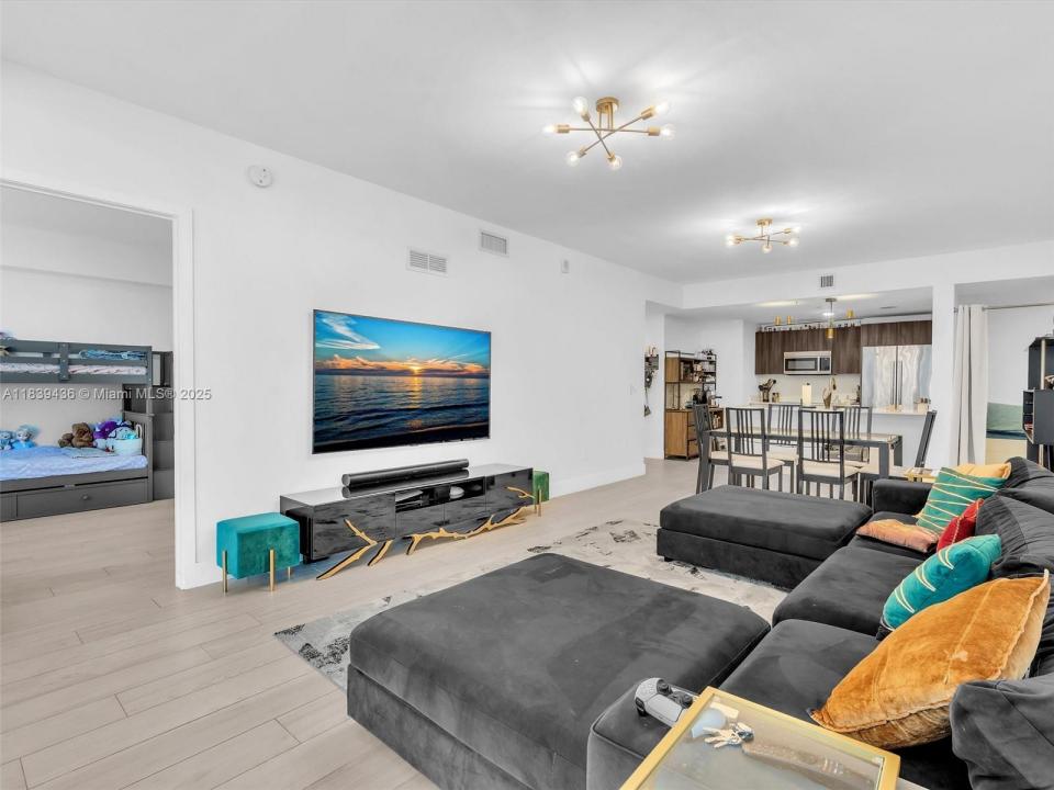488 NE 18th St 2309, Miami, Floryda 33132, USA