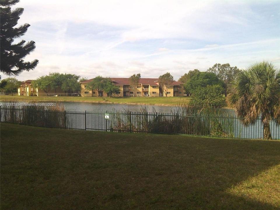 17530 NW 68th Ave C4002, Hialeah, Florida 33015, USA