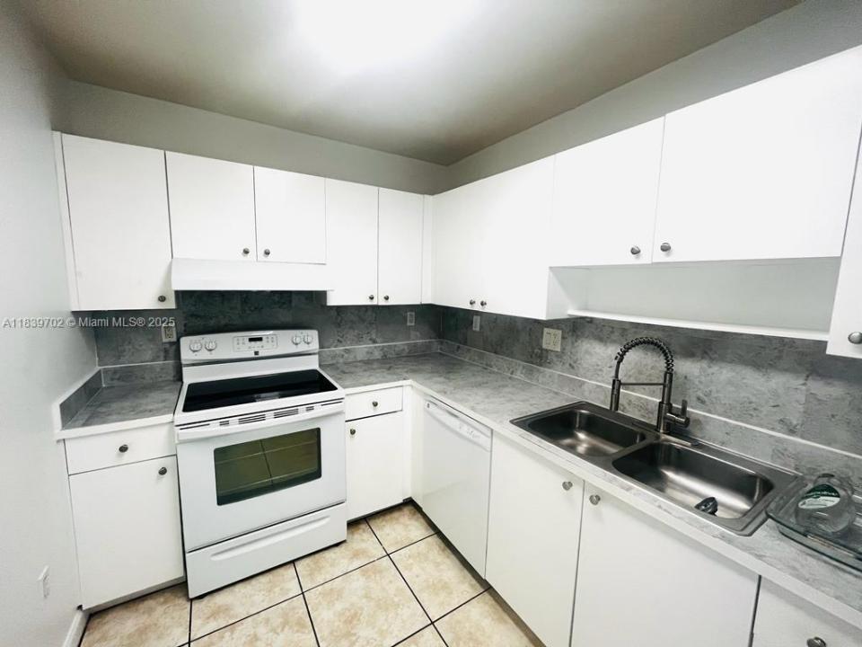 8261 NW 8th St 334, Miami, Florida 33126, USA