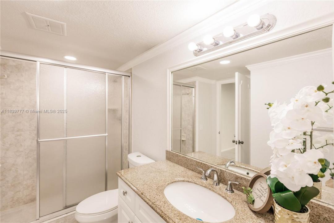 4152 Inverrary Dr 103, Lauderhill, Florida 33319, USA