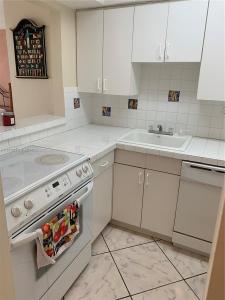 2899 Collins Ave 1102, Miami Beach, Florida 33140, USA
