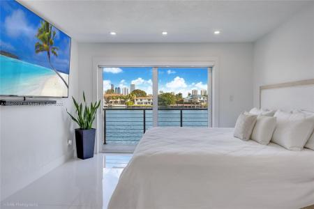 16479 NE 27th Pl 16, North Miami Beach, Florida 33160, USA