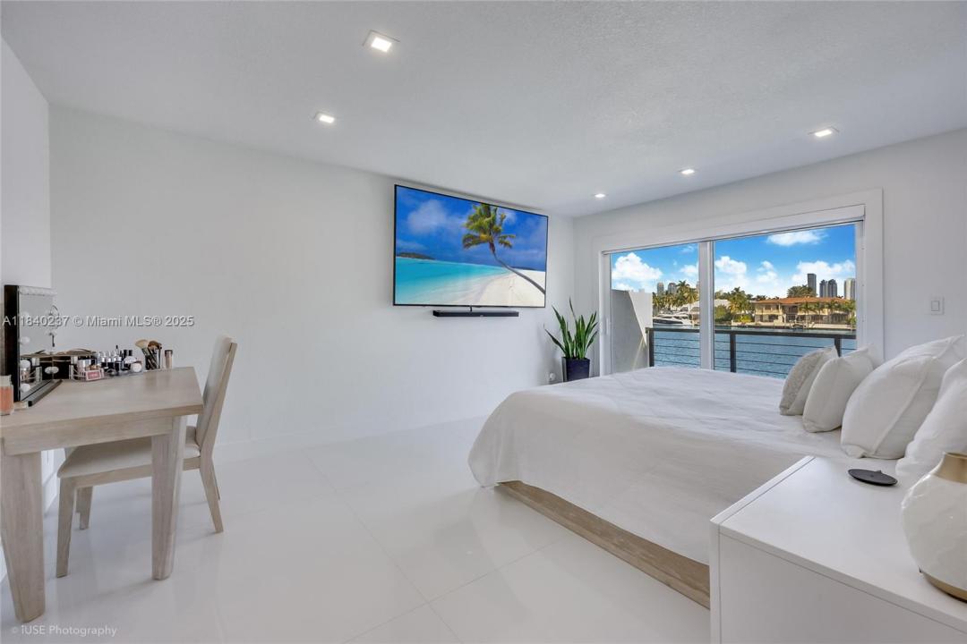 16479 NE 27th Pl 16, North Miami Beach, Florida 33160, Amerika Birleşik Devletleri