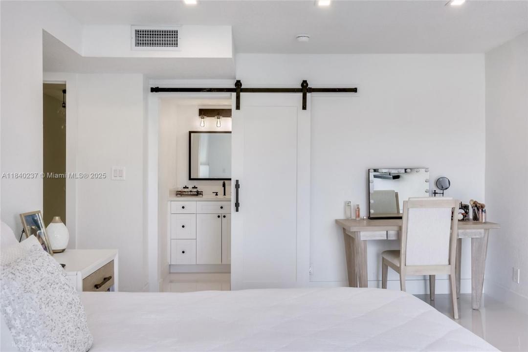 16479 NE 27th Pl 16, North Miami Beach, Florida 33160, Amerika Birleşik Devletleri