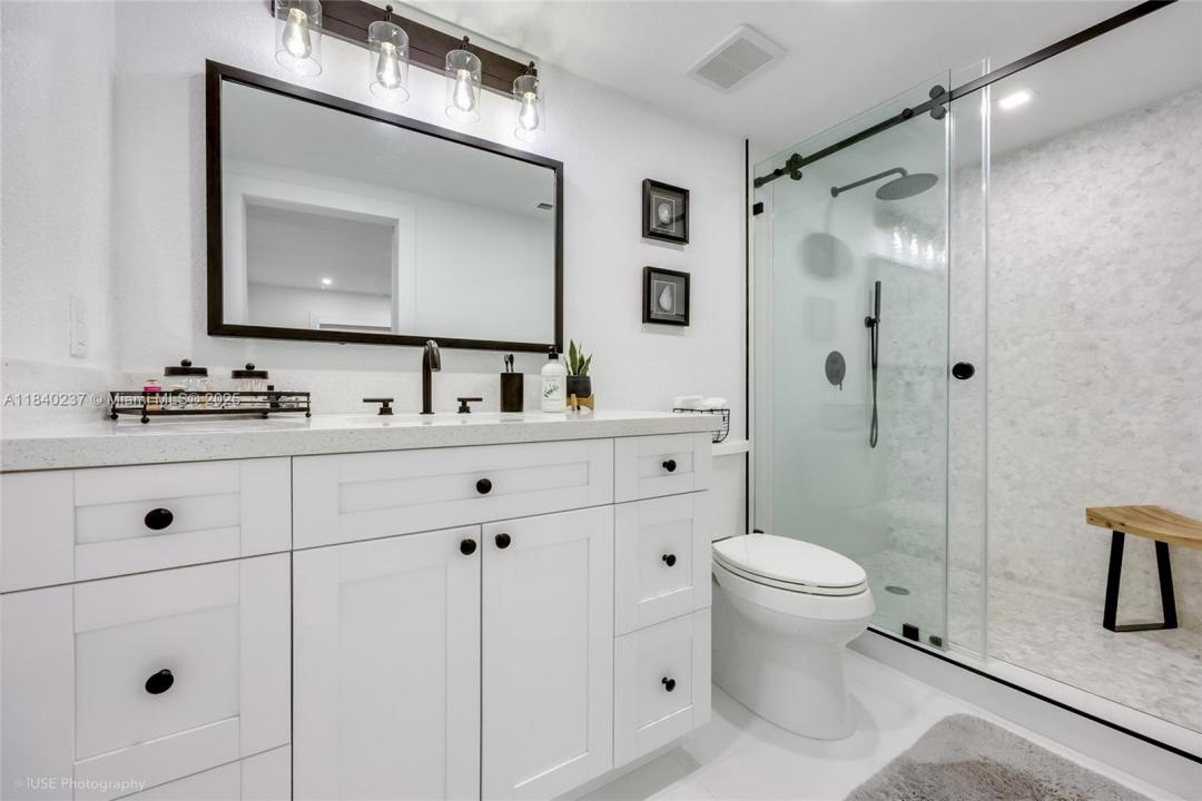 16479 NE 27th Pl 16, North Miami Beach, Florida 33160, Amerika Birleşik Devletleri