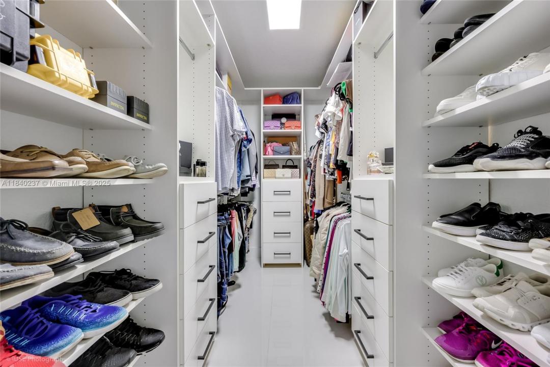 16479 NE 27th Pl 16, North Miami Beach, Florida 33160, Amerika Birleşik Devletleri