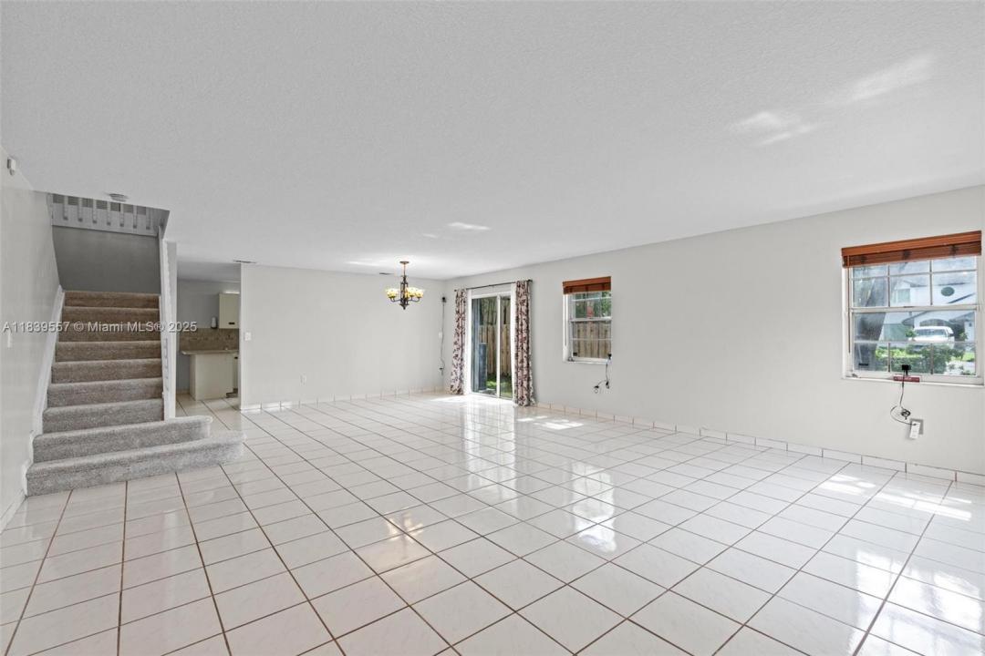 7767 NW 187th Ter, Miami, Florida 33015, Estados Unidos