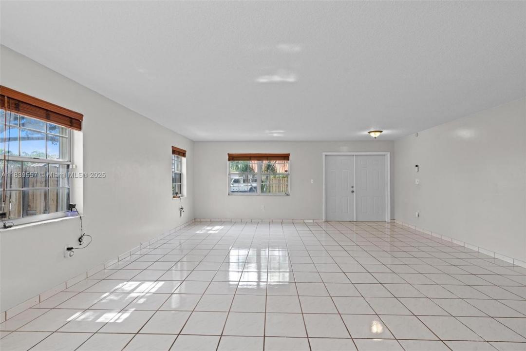7767 NW 187th Ter, Miami, Florida 33015, Estados Unidos