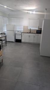 2822 Pine Tree Dr 7, Miami Beach, Florida 33140, USA