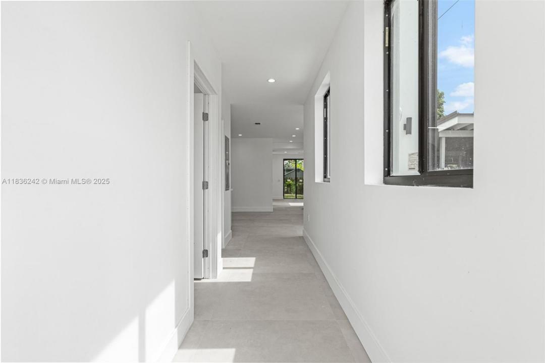 1271 NW 38th St, Miami, Florida 33142, USA
