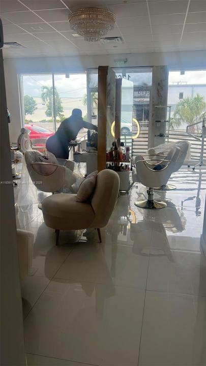 Confidentially NE 7 TH AVE, Miami, Florida 33161, Stati Uniti