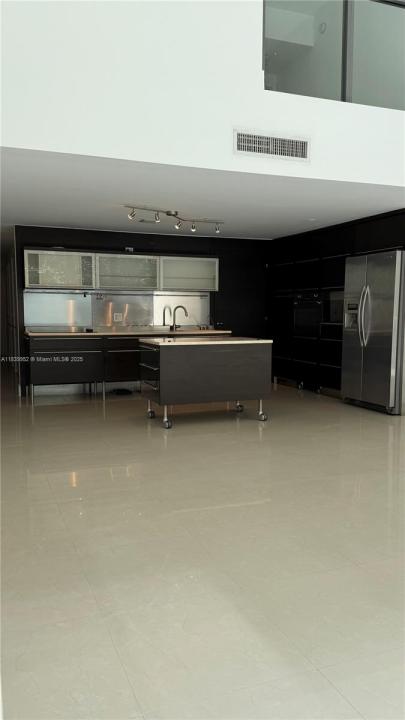 6000 Collins Ave 323, Miami Beach, Florida 33140, USA