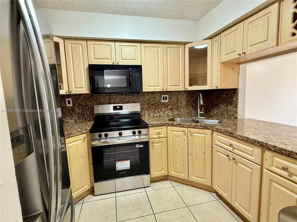 5765 W 25th Ct 402, Hialeah, 佛羅里達州 33016, 美國