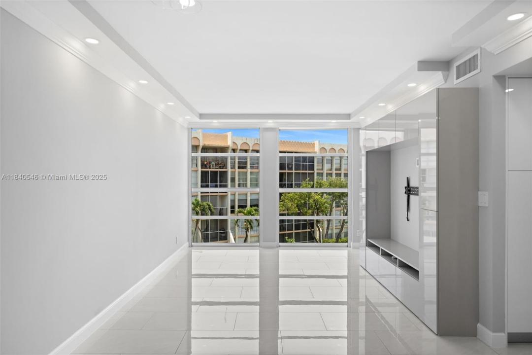 701 Three Islands Blvd 411, Hallandale Beach, Florida 33009, Amerika Birleşik Devletleri
