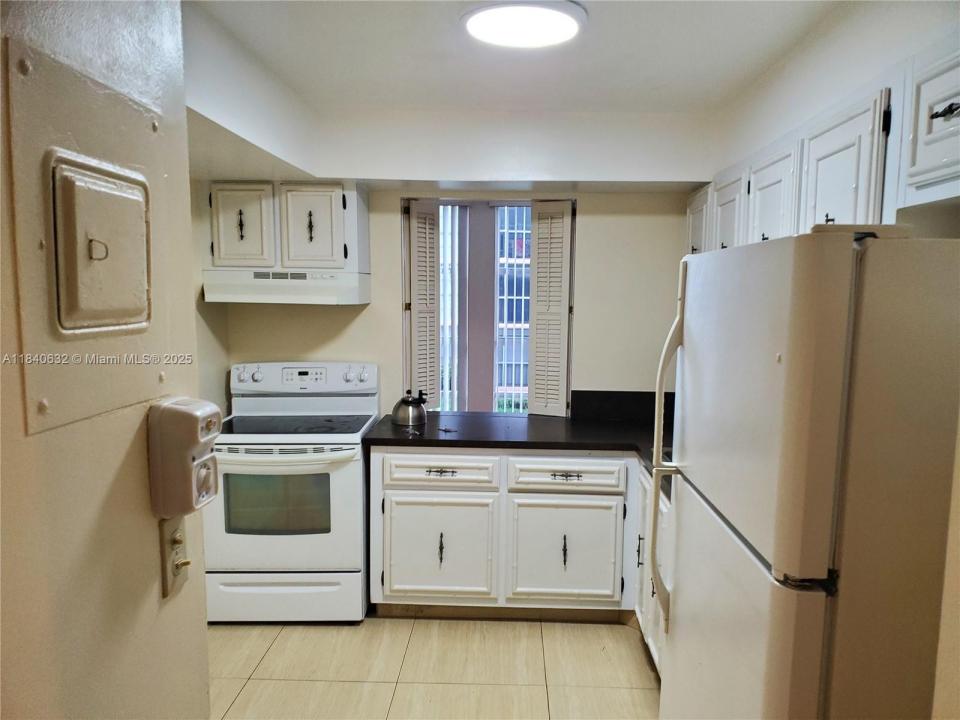 851 Three Islands Blvd 202, Hallandale Beach, Florida 33009, Stati Uniti