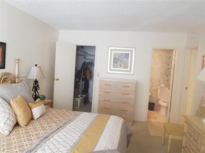 851 Three Islands Blvd 202, Hallandale Beach, Florida 33009, USA