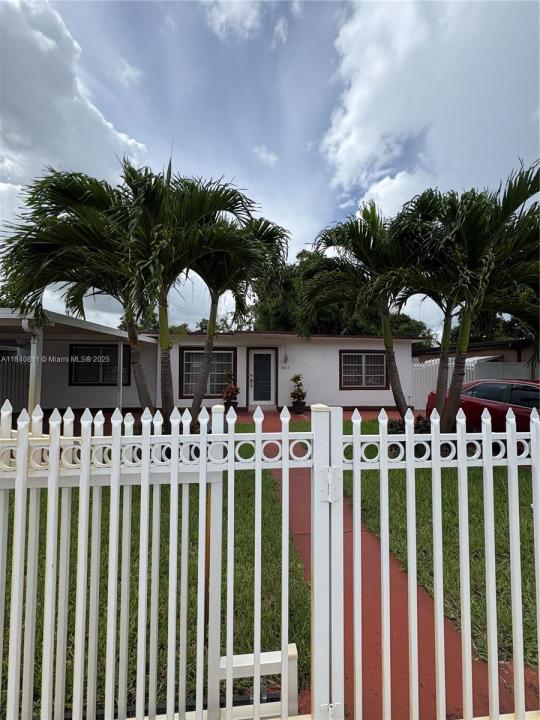 821 E 13th St, Hialeah, フロリダ 33010, アメリカ合衆国