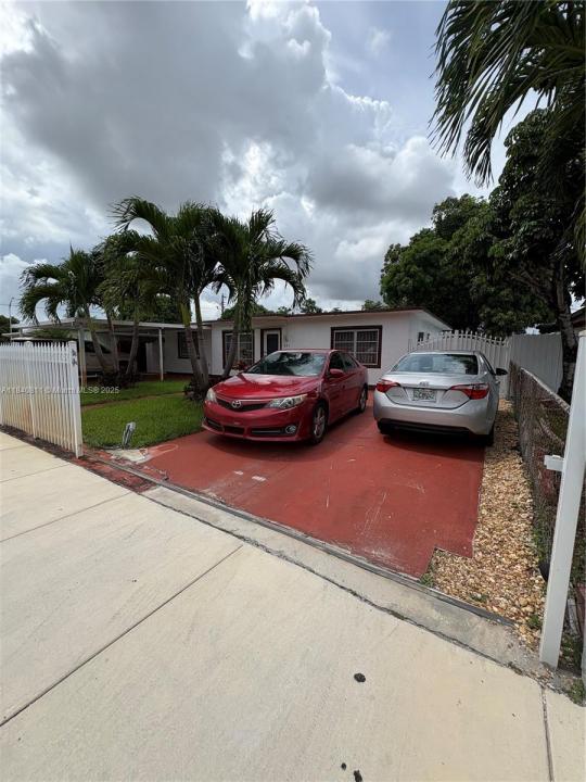 821 E 13th St, Hialeah, フロリダ 33010, アメリカ合衆国