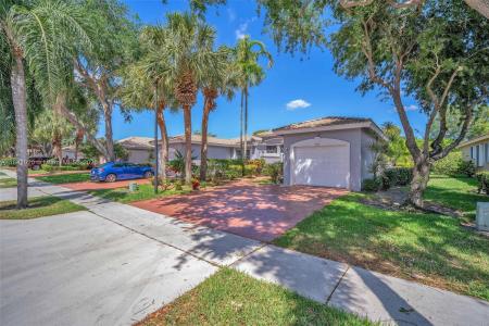 9567 N Crescent View Dr N, Boynton Beach, Florida 33437, USA