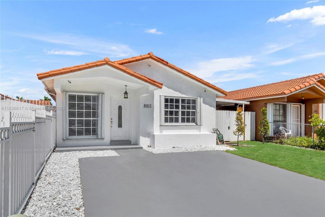 8811 NW 112th Ter, Hialeah Gardens, פלורידה 33018, ארצות הברית של אמריקה