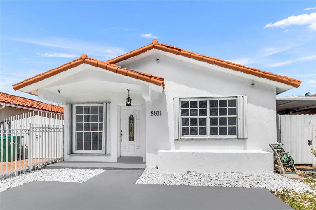 8811 NW 112th Ter, Hialeah Gardens, פלורידה 33018, ארצות הברית של אמריקה