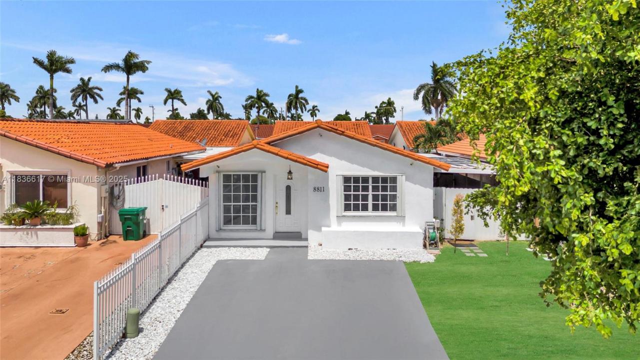 8811 NW 112th Ter, Hialeah Gardens, פלורידה 33018, ארצות הברית של אמריקה