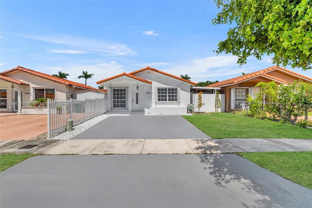 8811 NW 112th Ter, Hialeah Gardens, פלורידה 33018, ארצות הברית של אמריקה