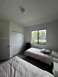 328 NE 208th Ter, Miami, Florida 33179, USA