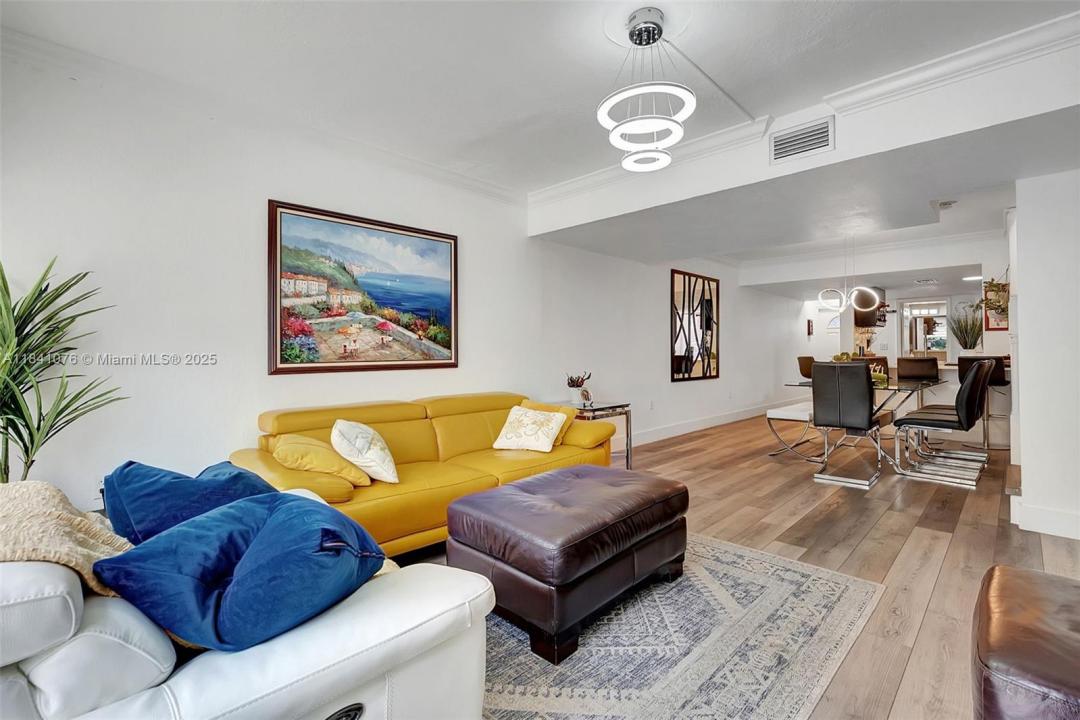 1187 NW 123rd Pl 204, Miami, Florida 33182, HOA KỲ