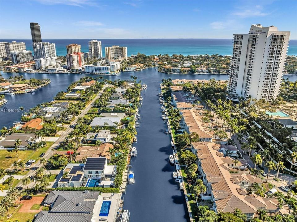 307 Holiday Dr, Hallandale Beach, Флорида 33009, Соединенные Штаты