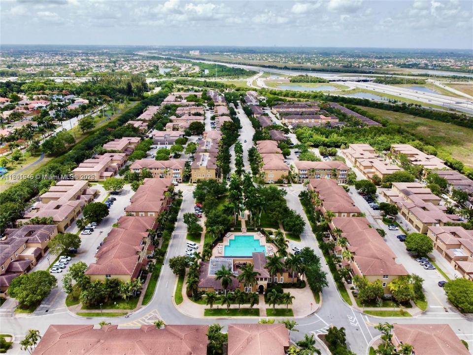 14615 SW 14th St 14615, Pembroke Pines, Floryda 33027, USA