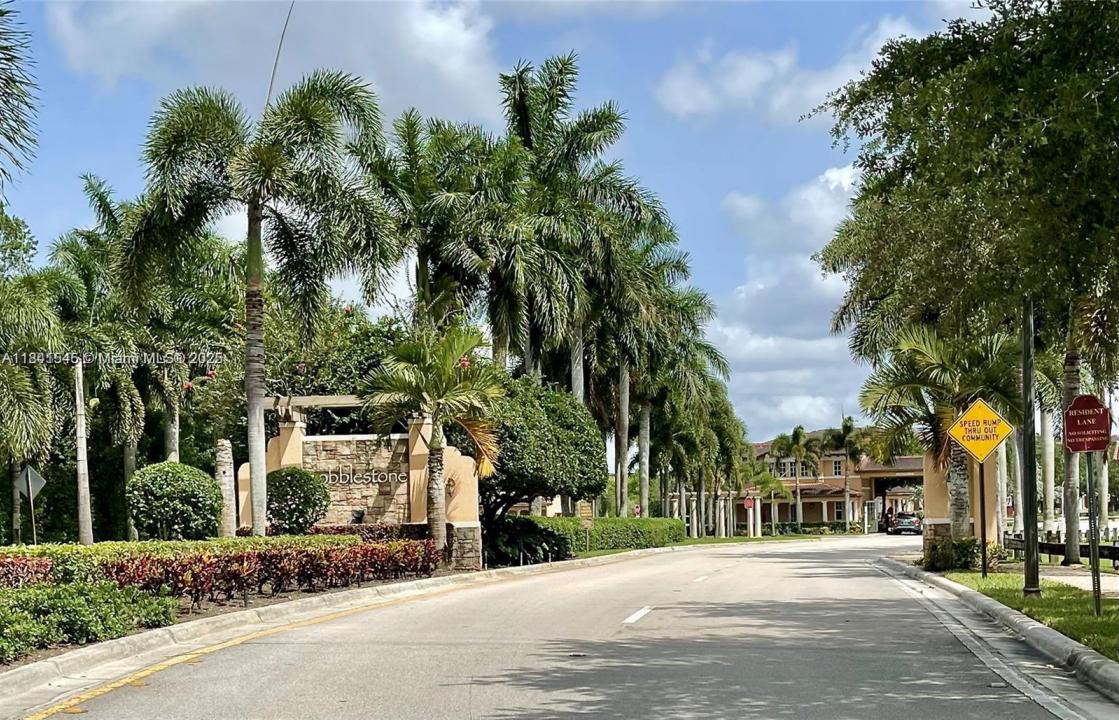 14615 SW 14th St 14615, Pembroke Pines, Floryda 33027, USA