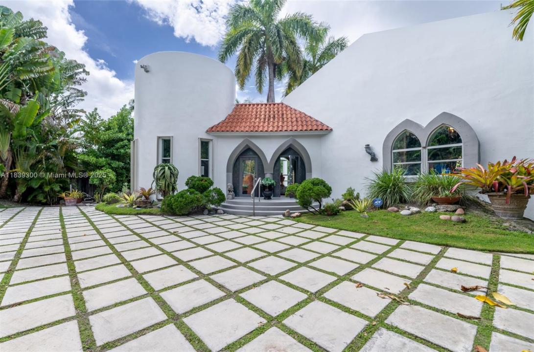 6867 SW 62nd Ter, South Miami, Florida 33143, USA