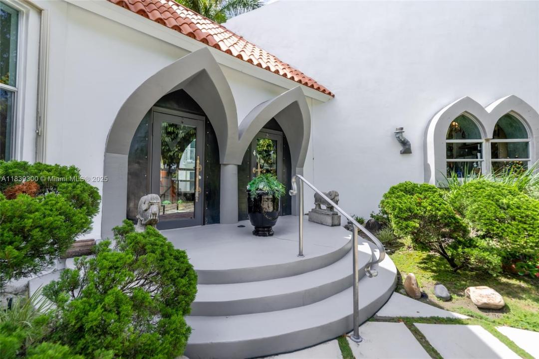 6867 SW 62nd Ter, South Miami, Florida 33143, USA