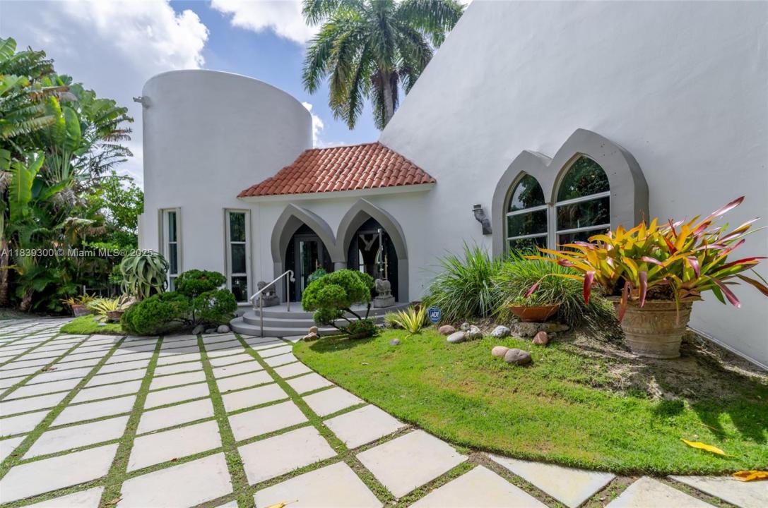 6867 SW 62nd Ter, South Miami, Florida 33143, USA