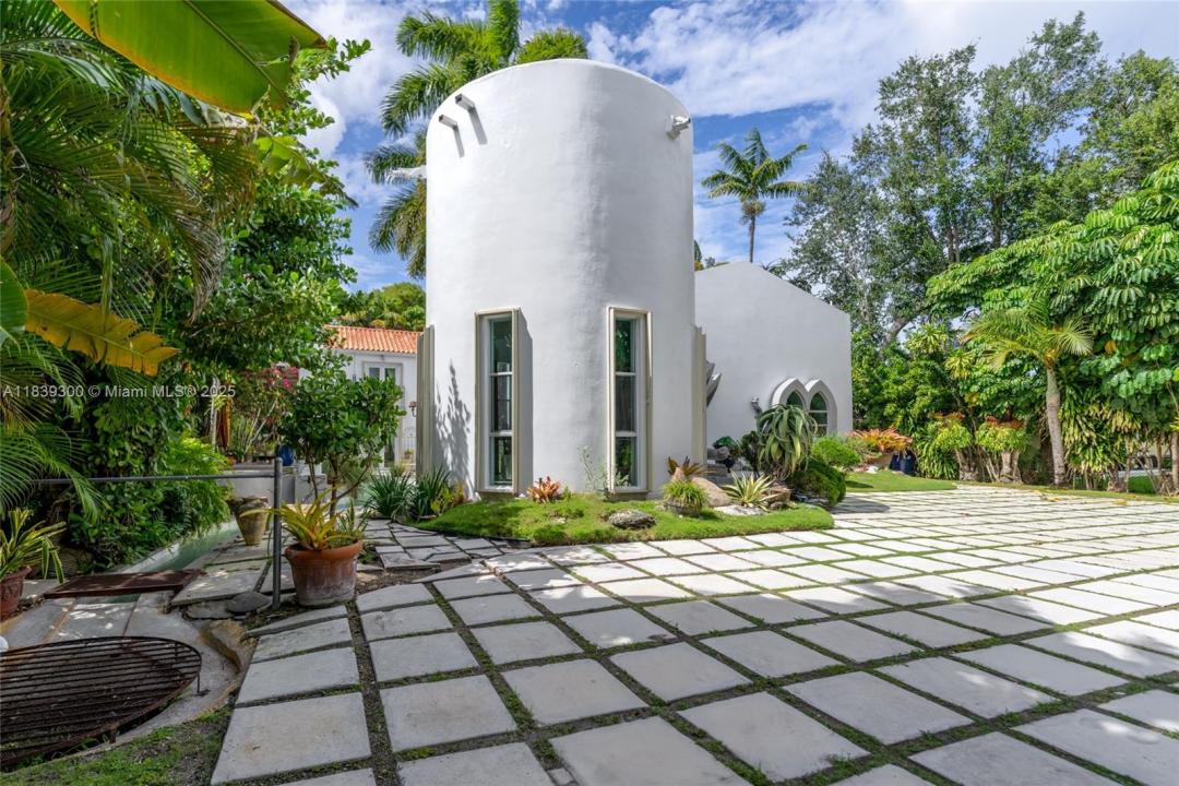6867 SW 62nd Ter, South Miami, Florida 33143, USA