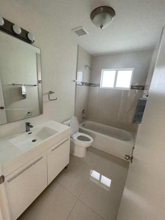 2121 NW 72nd st, Golden Beach, פלורידה 33147, ארצות הברית של אמריקה 