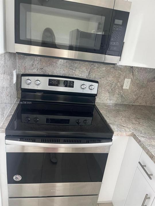 2121 NW 72nd st, Golden Beach, פלורידה 33147, ארצות הברית של אמריקה 