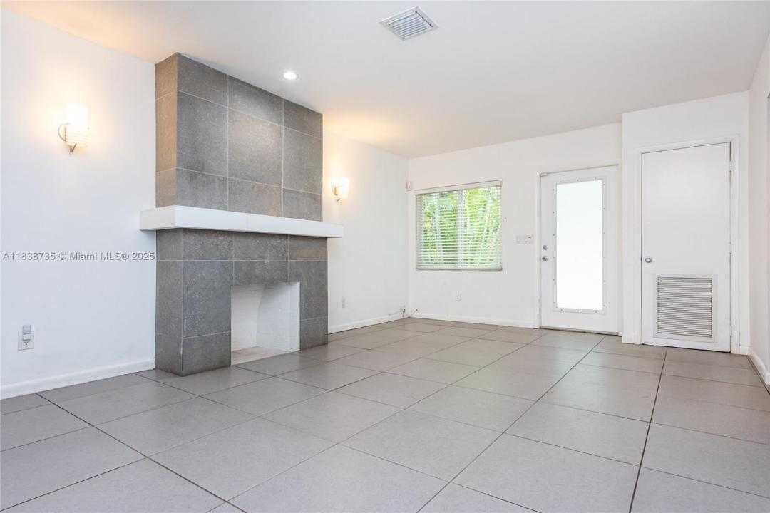 330 NE 86 St, El Portal, פלורידה 33138, ארצות הברית של אמריקה