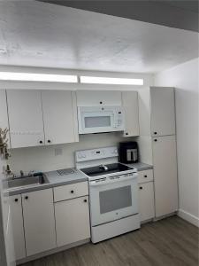 2903 N Miami Beach Blvd 206, North Miami Beach, Florida 33160, USA