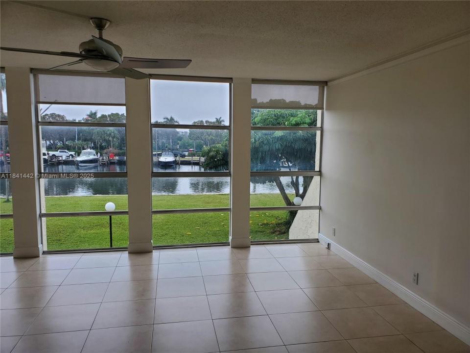 601 Three Islands Blvd 204, Hallandale Beach, Florida 33009, Amerika Birleşik Devletleri
