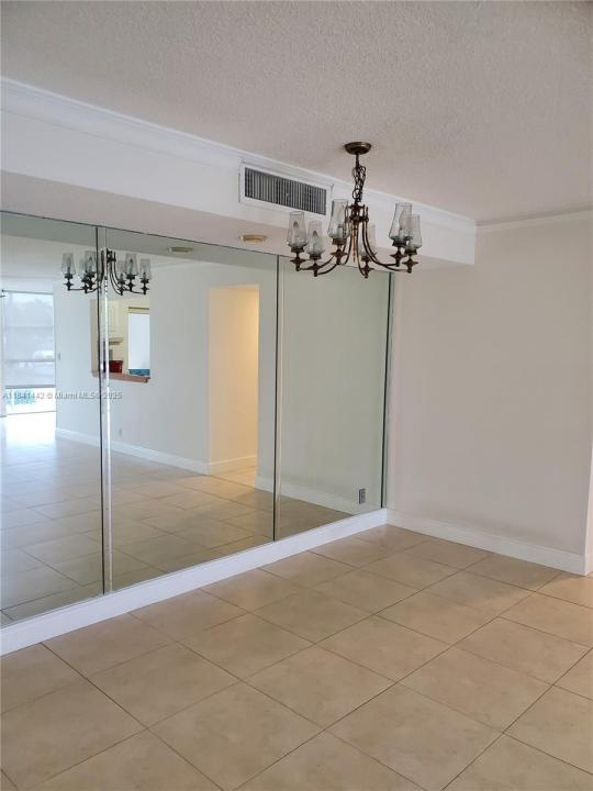 601 Three Islands Blvd 204, Hallandale Beach, Florida 33009, Amerika Birleşik Devletleri