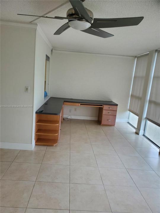 601 Three Islands Blvd 204, Hallandale Beach, Florida 33009, Amerika Birleşik Devletleri