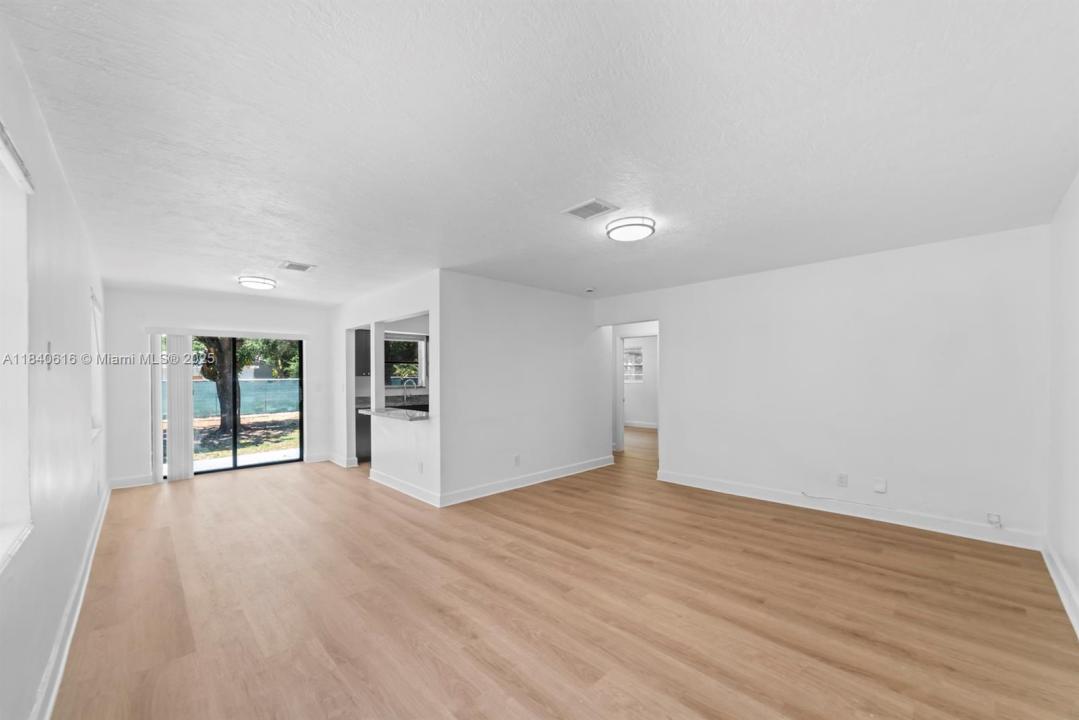 2457 NE 183rd St 2459, North Miami Beach, Floride 33160, États-Unis