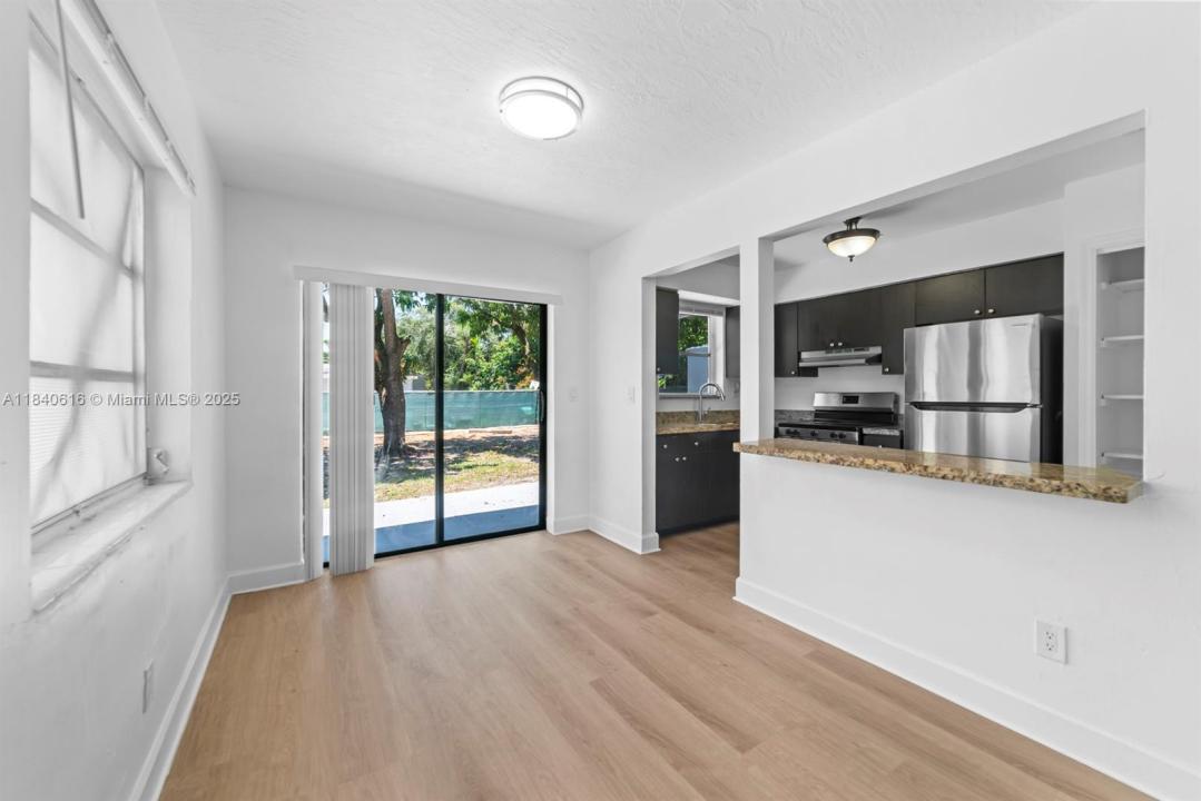 2457 NE 183rd St 2459, North Miami Beach, Floride 33160, États-Unis