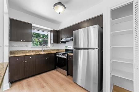 2457 NE 183rd St 2459, North Miami Beach, Florida 33160, USA